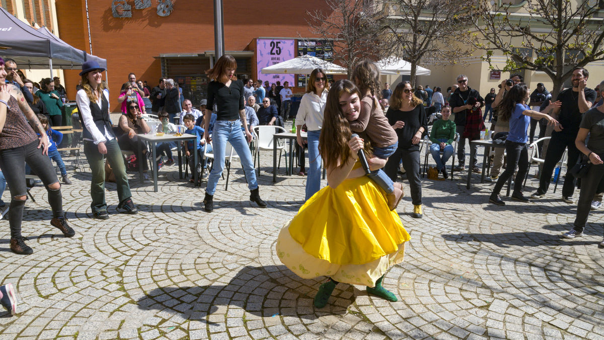 La cantautora Cinta va animar ahir la fira del disc del festival. - RAFA ARIÑO