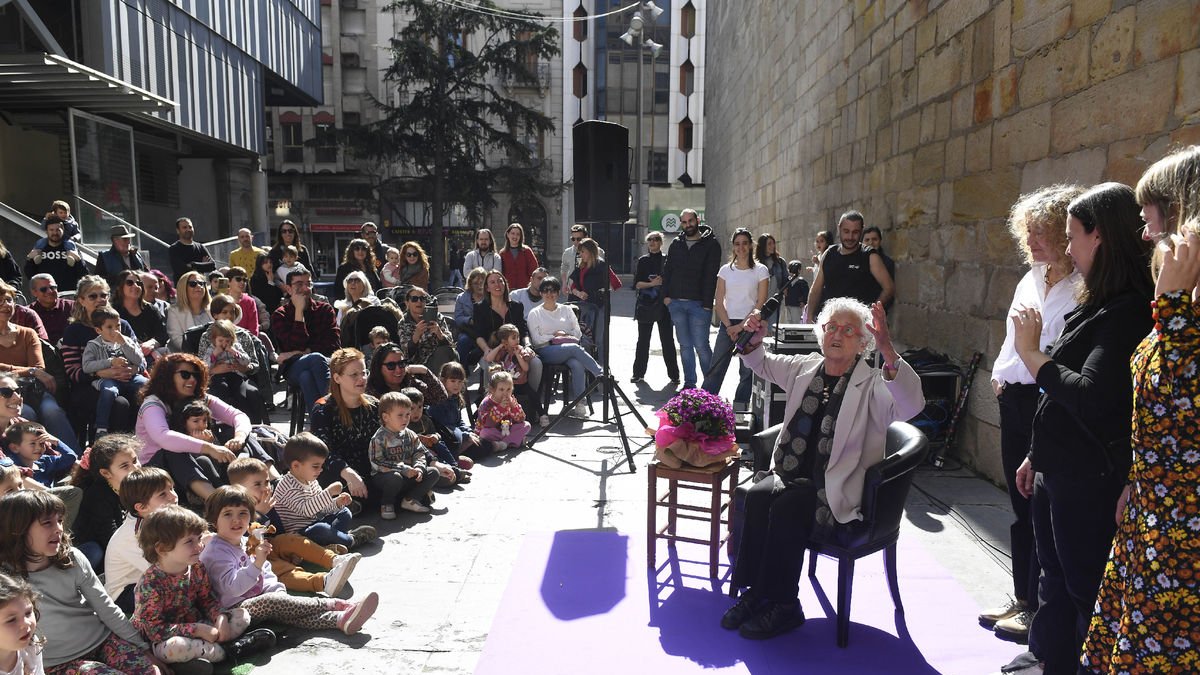 La dibuixant Roser Capdevila va ser el gran centre d’atracció de l’acte inaugural del Lletra Petita. - SANTI IGLESIAS