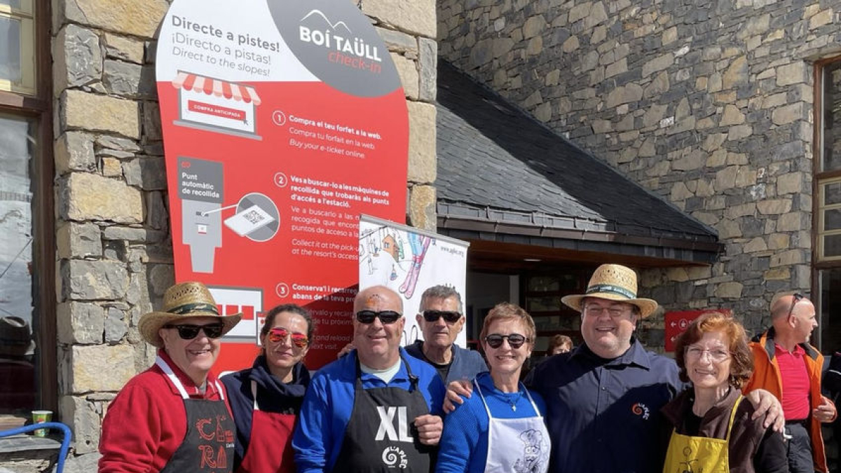 Participants ahir a la caragolada a l’estació de Boí Taüll. - FERRAN MONTARDIT / JOSEP MARIA ROYAN (FECOLL)