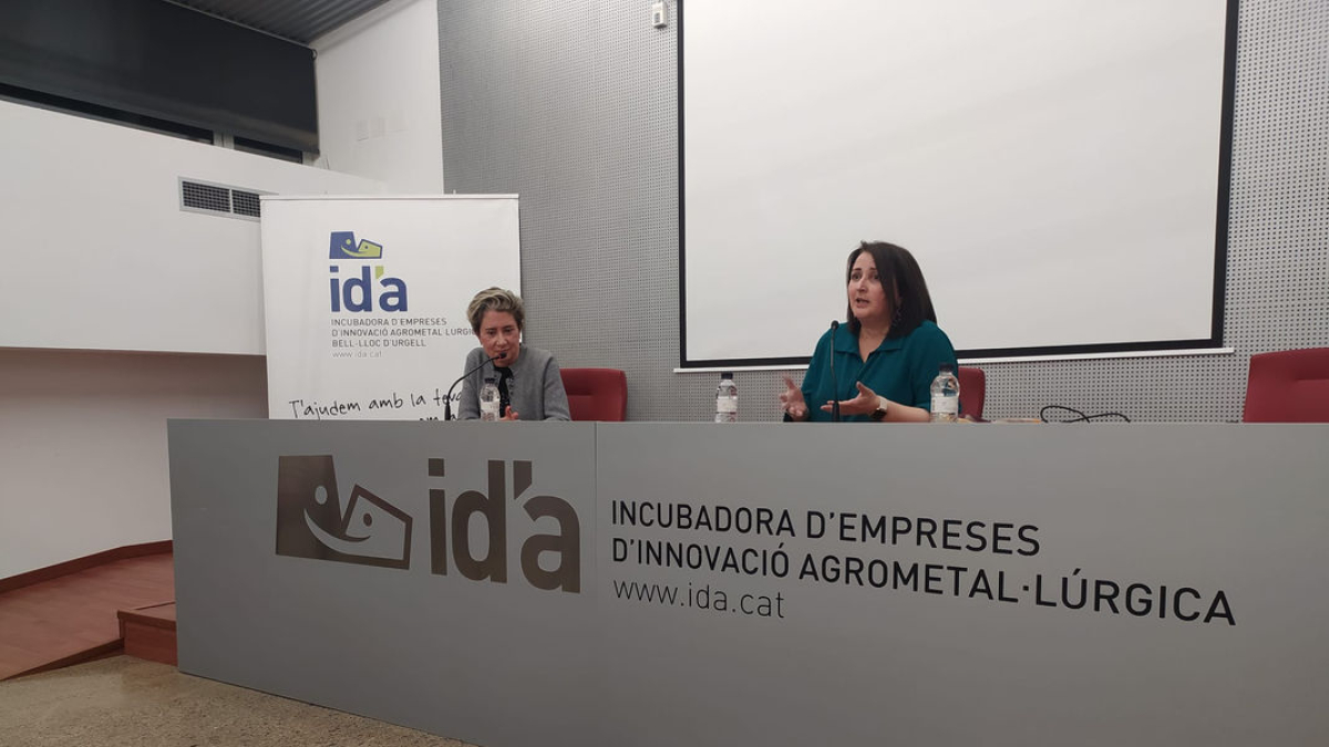 Xarrada entre Anna Sàez i Lluïsa Pla, divendres a Bell-lloc. - SEGRE