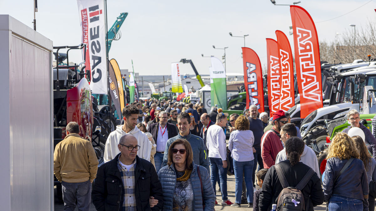 Visitants la primera jornada. En la primera jornada de fira ja es va registrar un gran nombre de visitants, que van aprofitar el bon temps per passejar pel recinte firal que exhibia maquinària agrícola. - JORDI ECHEVARRIA