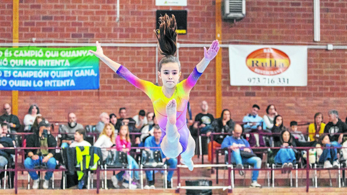 Una gimnasta realitza un salt durant un exercici de terra ahir a la Copa Catalana que es disputa a Bellvís. - JORDI ECHEVARRIA