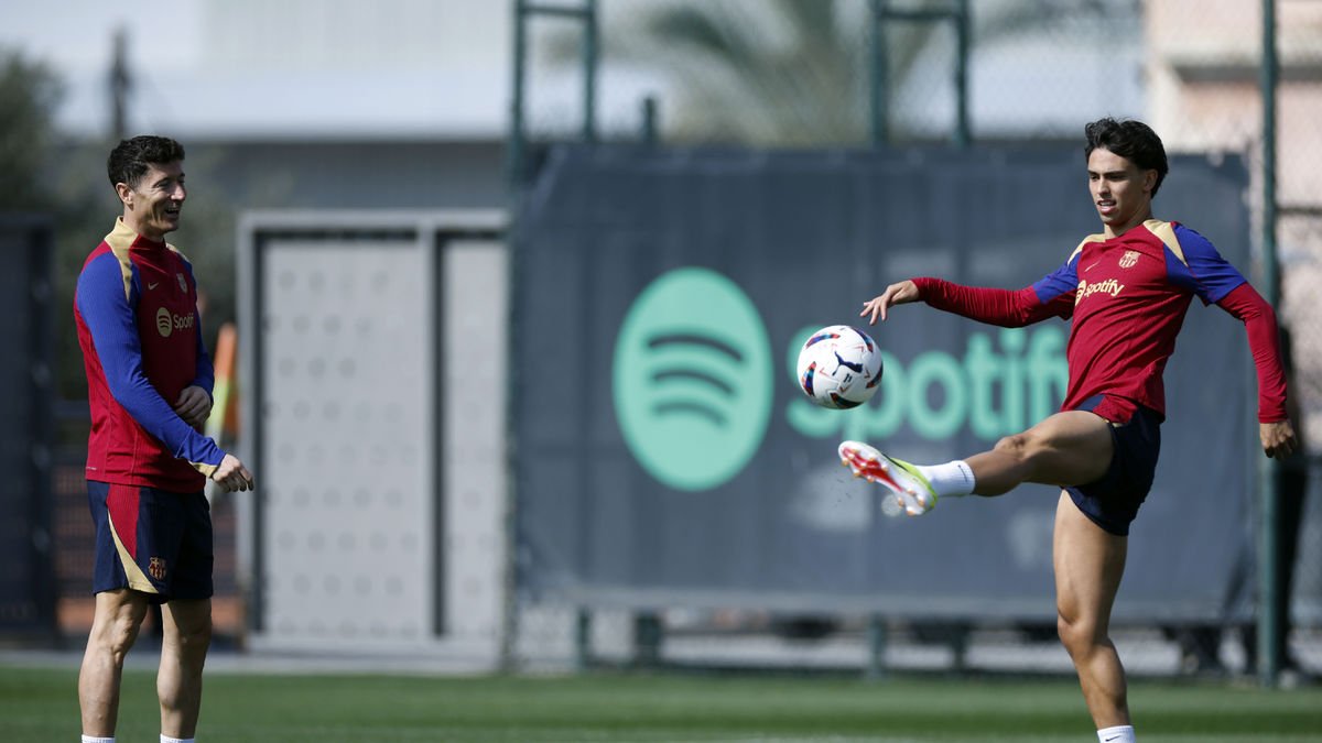 Robert Lewandsowski i Joao Félix ahir durant l’entrenament del FC Barcelona. - EFE/ ALBERTO ESTEVEZ