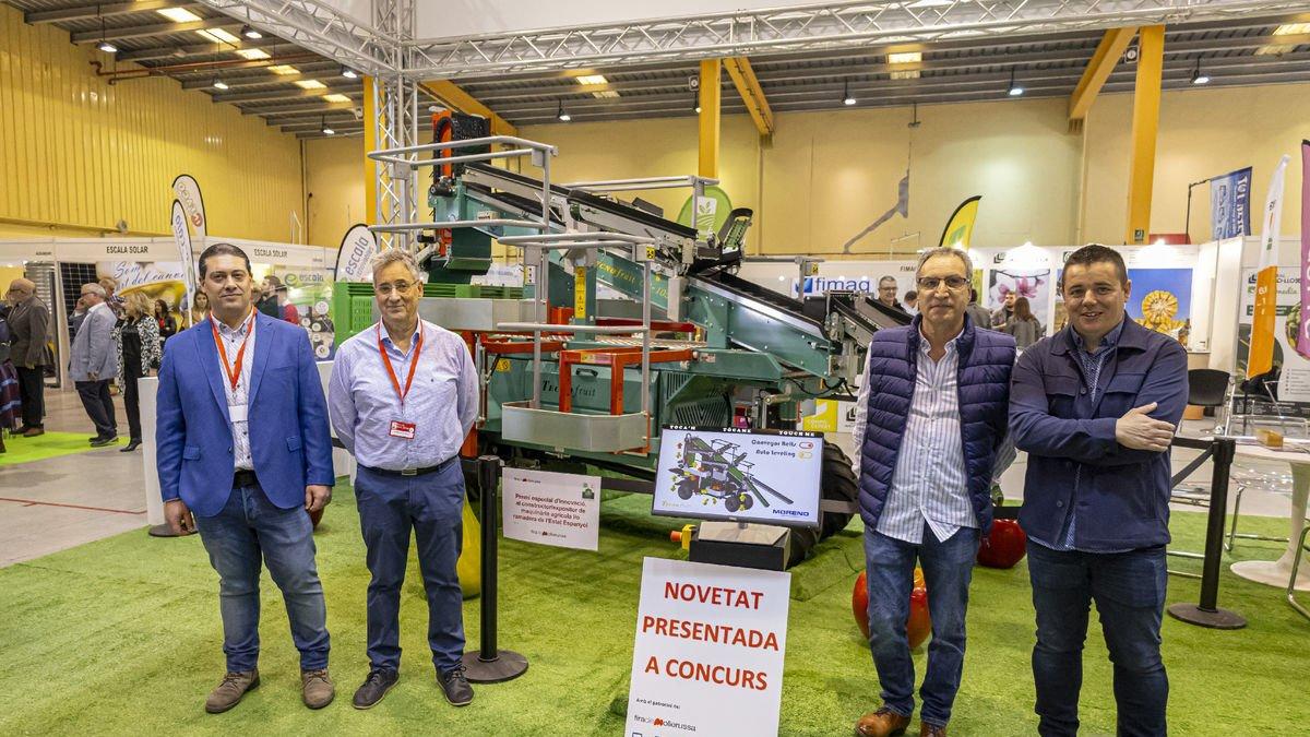 La firma Moreno Intec del Pla amb la recol·lectora autoanivellant. - JORDI ECHEVARRIA