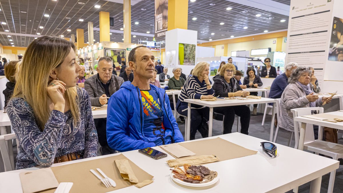 Els visitants van poder participar en les demostracions culinàries. - JORDI ECHEVARRIA