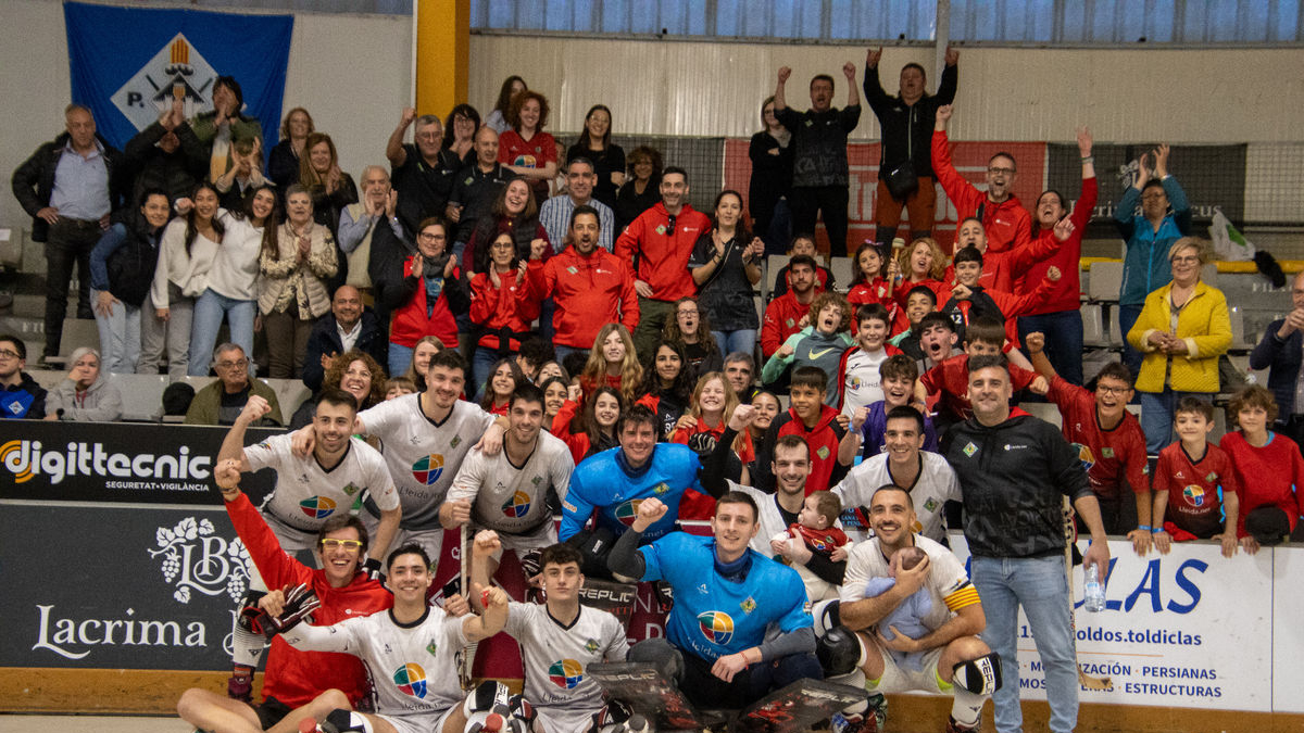 Els jugadors de l’Alpicat celebren la classificació amb l’afició al fons. - ANIOL MORAL VILLAFAÑE
