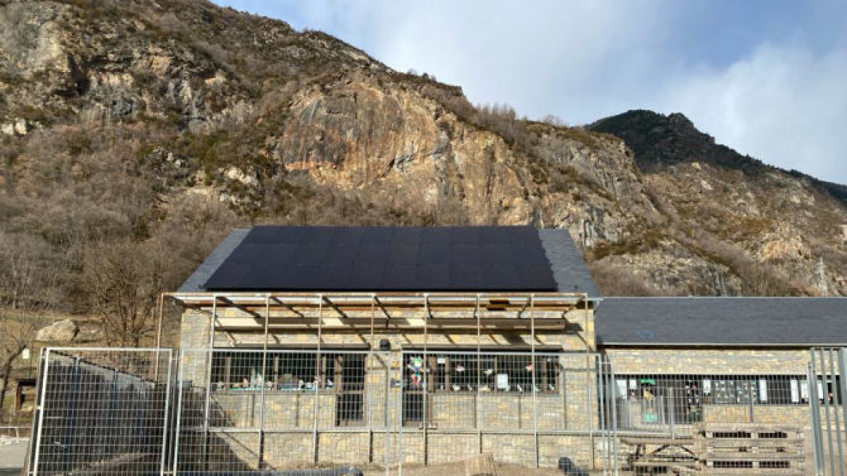 Panells solars municipals instal·lats a l’escola de Barruera. - AJUNTAMENT DE LA VALL DE BOÍ