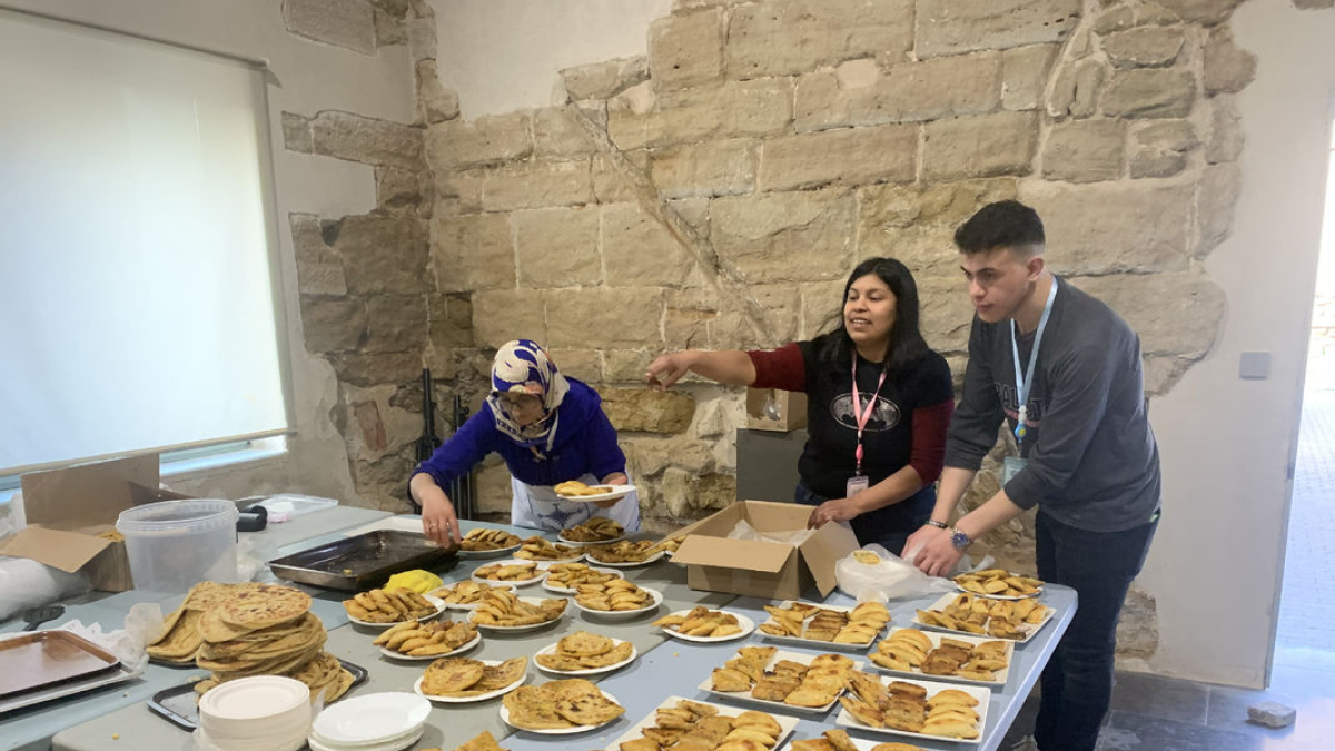 Membres d’IntegraLleida van preparar menjar i van celebrar aquest divendres un iftar comunitari. - M. CARBONELL