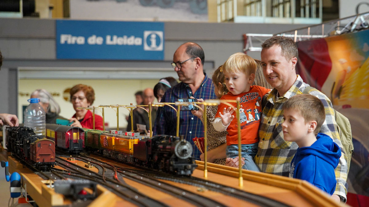 Els més petits, un dels públics més exigents, ahir a la primera jornada d’Expo Tren. - JORGE AGUSTÍN