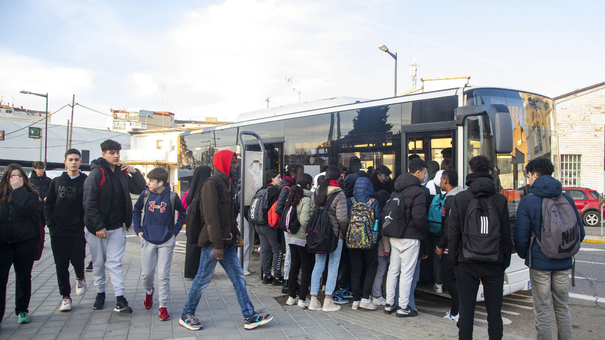 Joves a la parada del bus de la capital de la Noguera de l’institut Ciutat de Balaguer, situada al carrer Noguera Pallaresa. - LAIA PEDRÓS