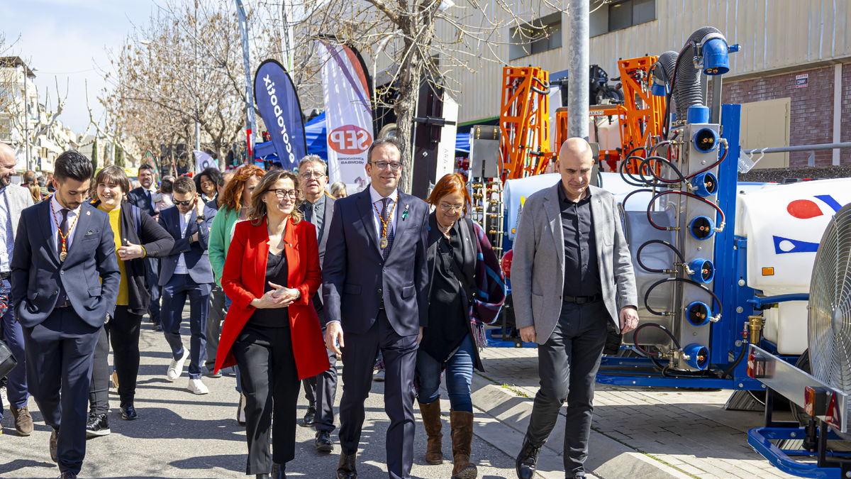 La consellera, Meritxell Serret, i l’alcalde de Mollerussa, al centre, durant la visita al recinte firal després de la inauguració del certamen. - JORDI ECHEVARRIA