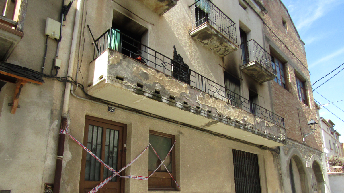 L’habitatge afectat per l’incendi es troba al carrer Oran de La Pobla de Segur.