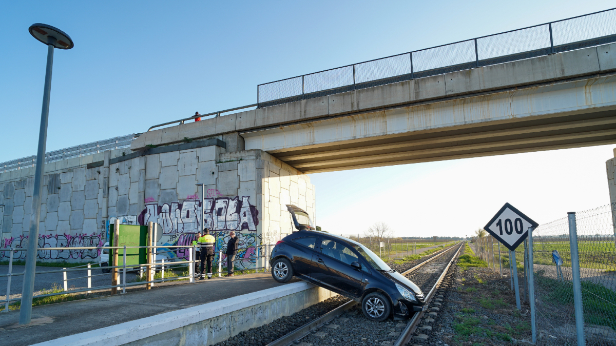 El cotxe va quedar enmig de la via del tren a Alcoletge, afectant la circulació entre Lleida i Balaguer.