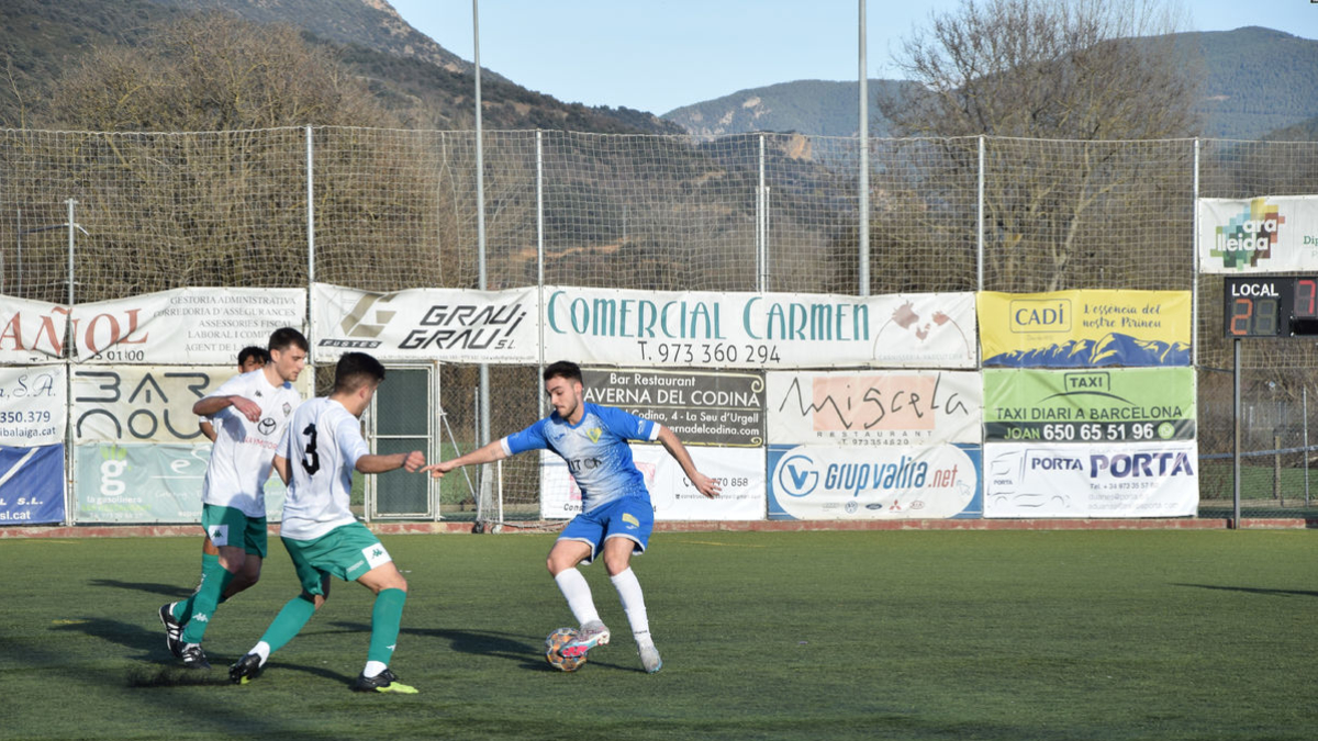Un jugador de la Seu controla la bimba pressionat per dos homes del Balàfia. - CYNTHIA SANS