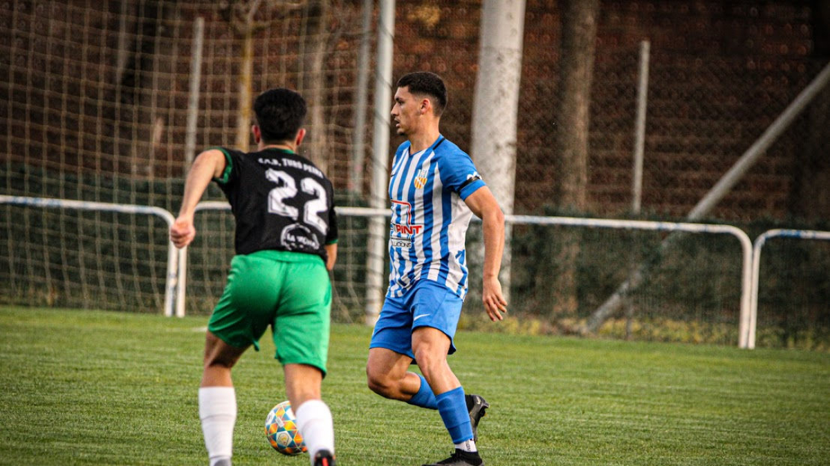 Pagu, amb la pilota, davant la pressió d’un rival. - INGRID SEGURA