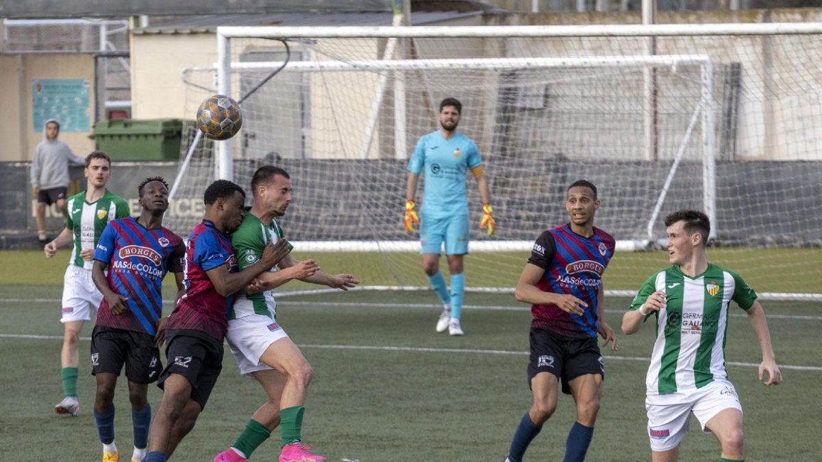 L’Alguaire es va defensar amb ordre i es va emportar la victòria davant d’un Tàrrega desencertat. - XAVIER SANTESMASSES