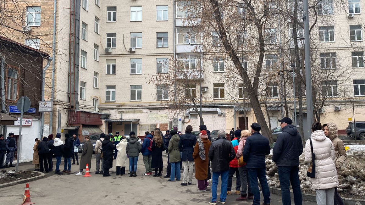 Cua formada per votar en l’última jornada dels comicis. - ANDRE BALLIN / DPA