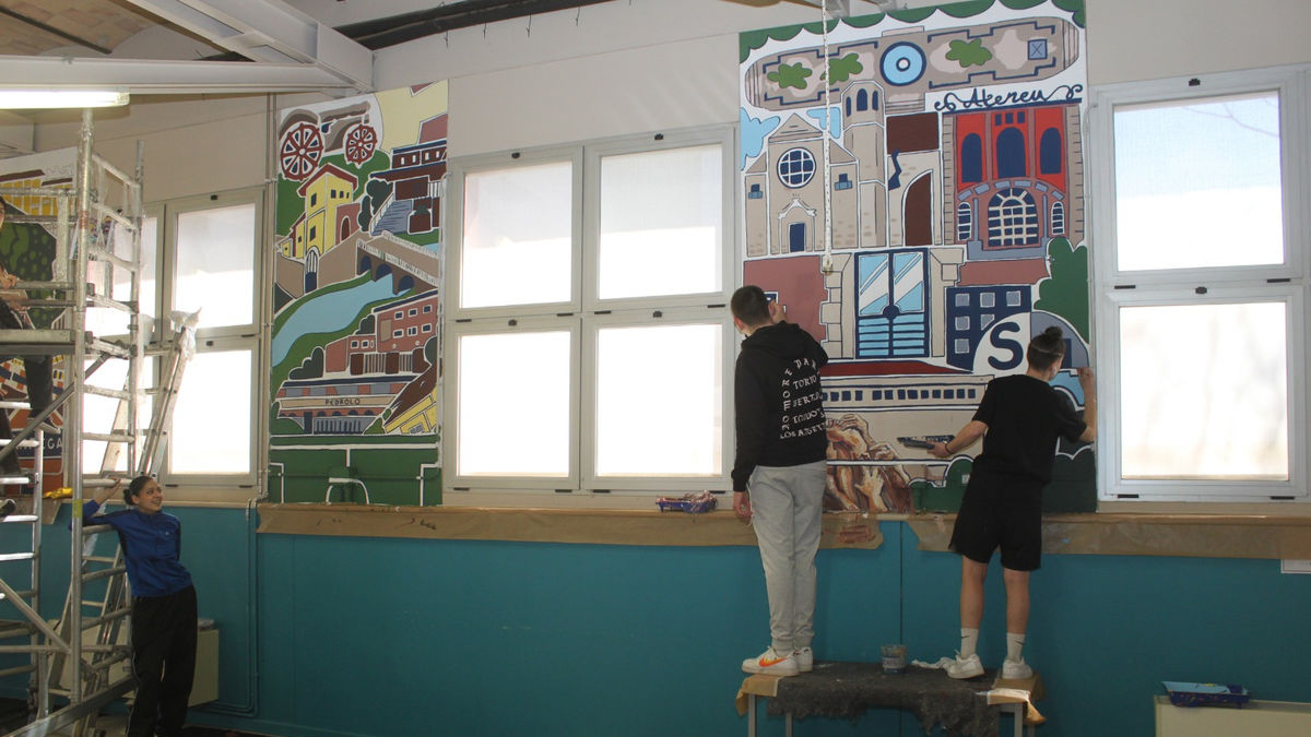 Alumnes d’Art Urbà en plena creació artística. - AJUNTAMENT DE TÀRREGA