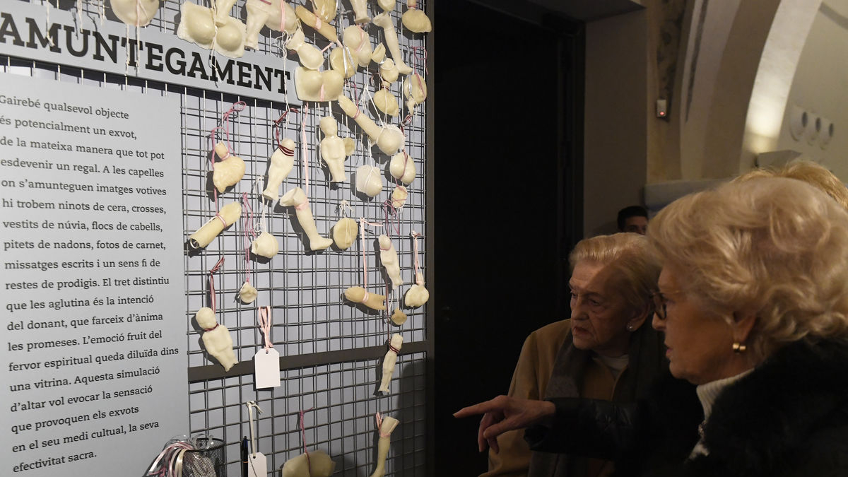 Al Museu de Lleida fins a l’abril i mostra tot tipus d’exvots, alguns fets amb taulons de fusta i altres de cera, els més habituals a Ponent.