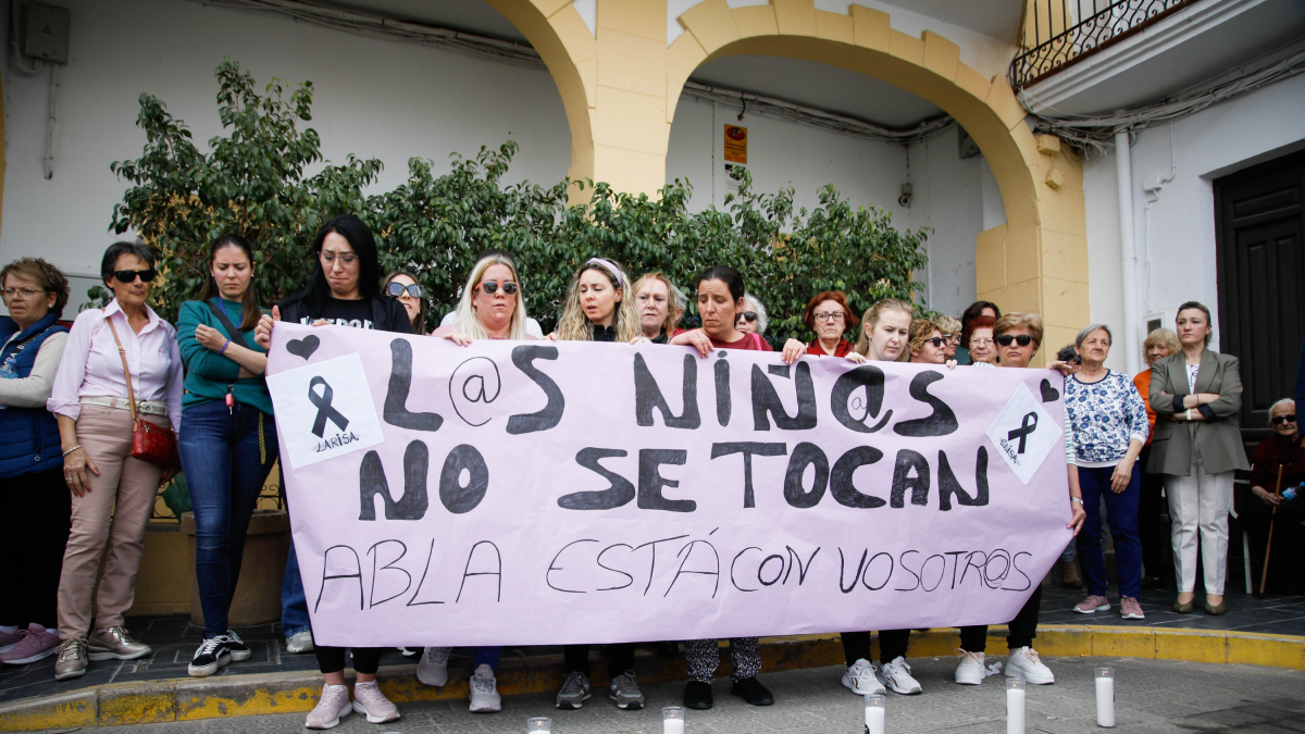 El poble d’Abla (Almeria) ha guardat un minut de silenci en memòria de les dos menys assassinades, presumptament, en mans del seu pare, que posteriorment es va treure la vida.
