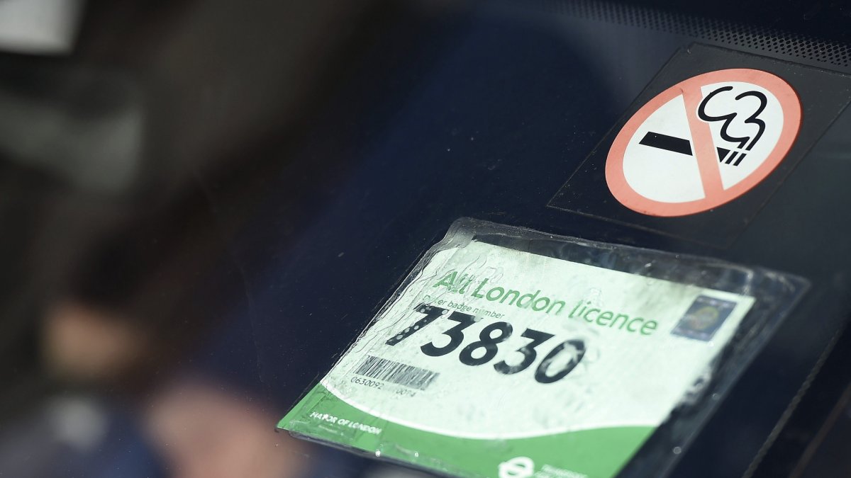 Un adhesiu que prohibeix fumar al parabrisa d’un vehicle a Londres.