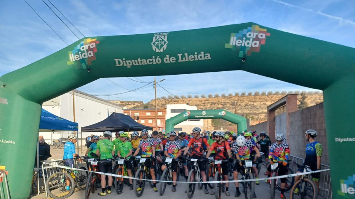 Unos 200 ciclistas en la Montmaneu 494