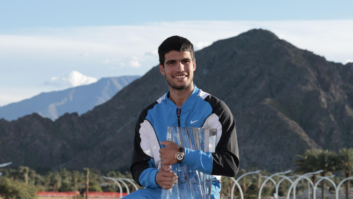 Carlos Alcaraz, ayer posando con el trofeo de Indian Wells. - EFE