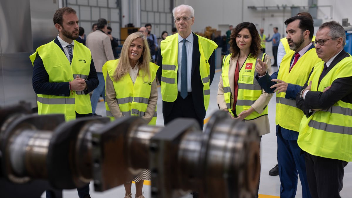 La presidenta madrileña, Isabel Díaz Ayuso, ayer durante una visita a una empresa en Arganda del Rey. - EUROPA PRESS