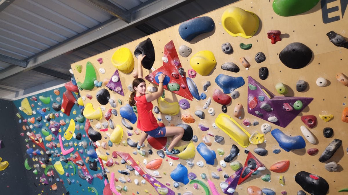 Abril Farrús, ahir durant un entrenament a les instal·lacions del Boulder Indoor ubicat al polígon dels Frares de Lleida.
