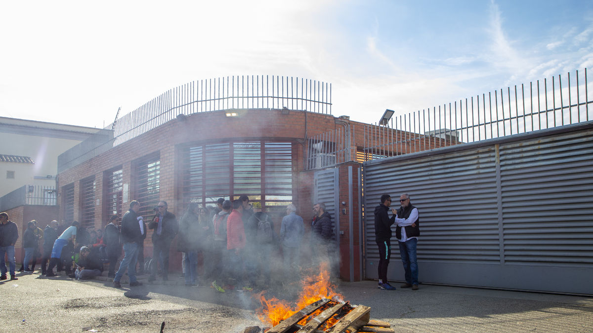 Funcionaris es van concentrar ahir des de primera hora del matí a les portes del Centre Penitenciari Ponent. - GERARD HOYAS