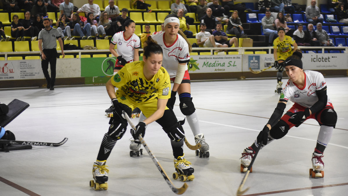 Victòria Porta, que va ser l’encarregada d’obrir el marcador, controla la bola pressionada per una rival. - CLARA LIÁÑEZ