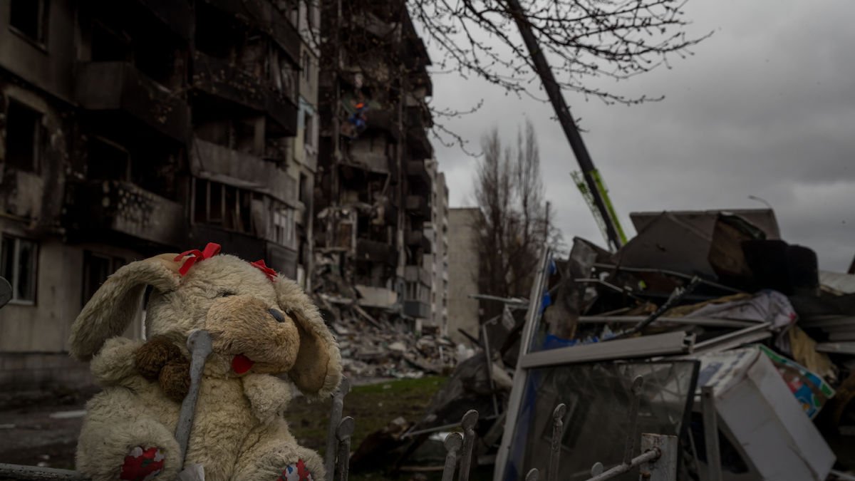 Imatge d’un peluix davant d’un edifici bombardejat a Ucraïna. - EFE/ MIGUEL GUTIÉRREZ