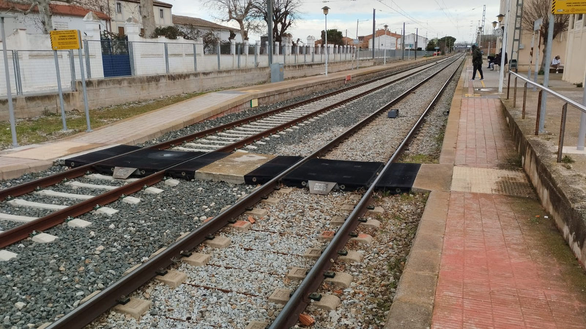 El paso que deben cruzar ahora los peatones para cambiar de andén en la estación de Bell-lloc. - A.B.