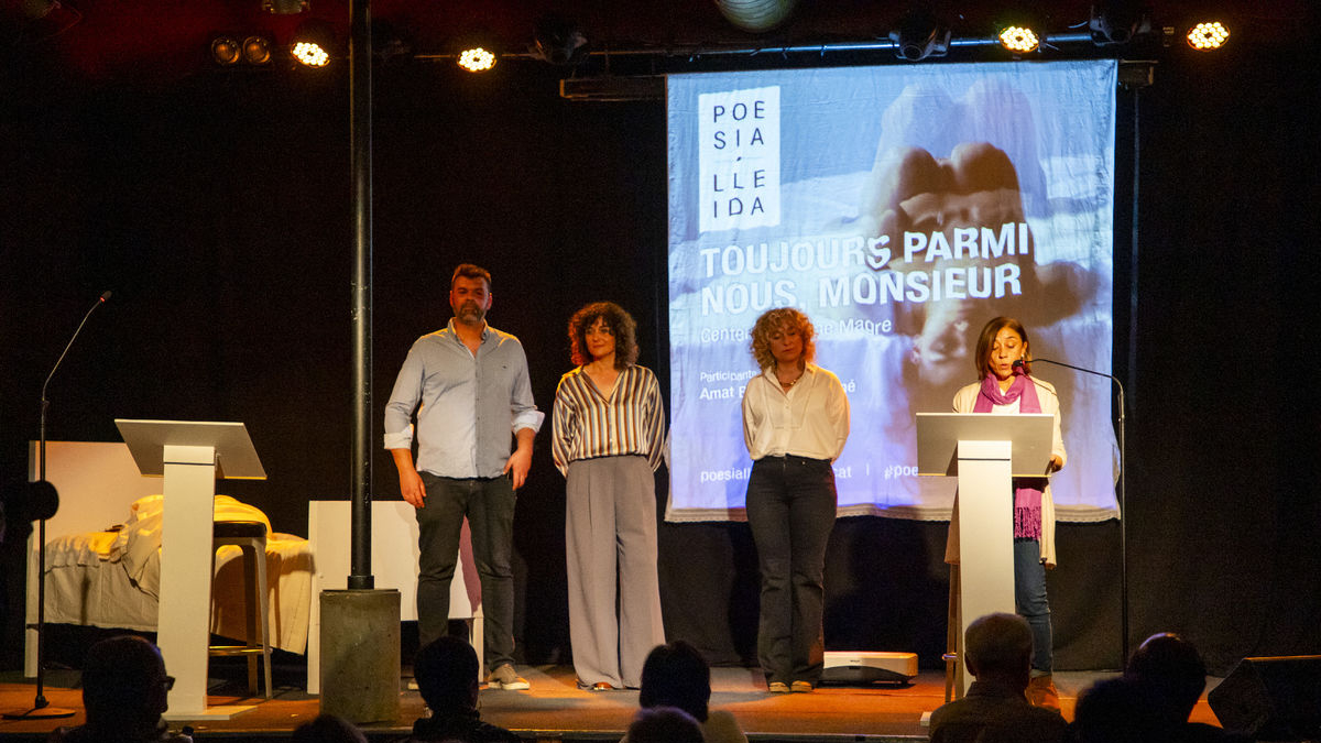 El Cafè del Teatre rindió tributo a Magre con un recital de versos en francés y catalán. - GERARD HOYAS