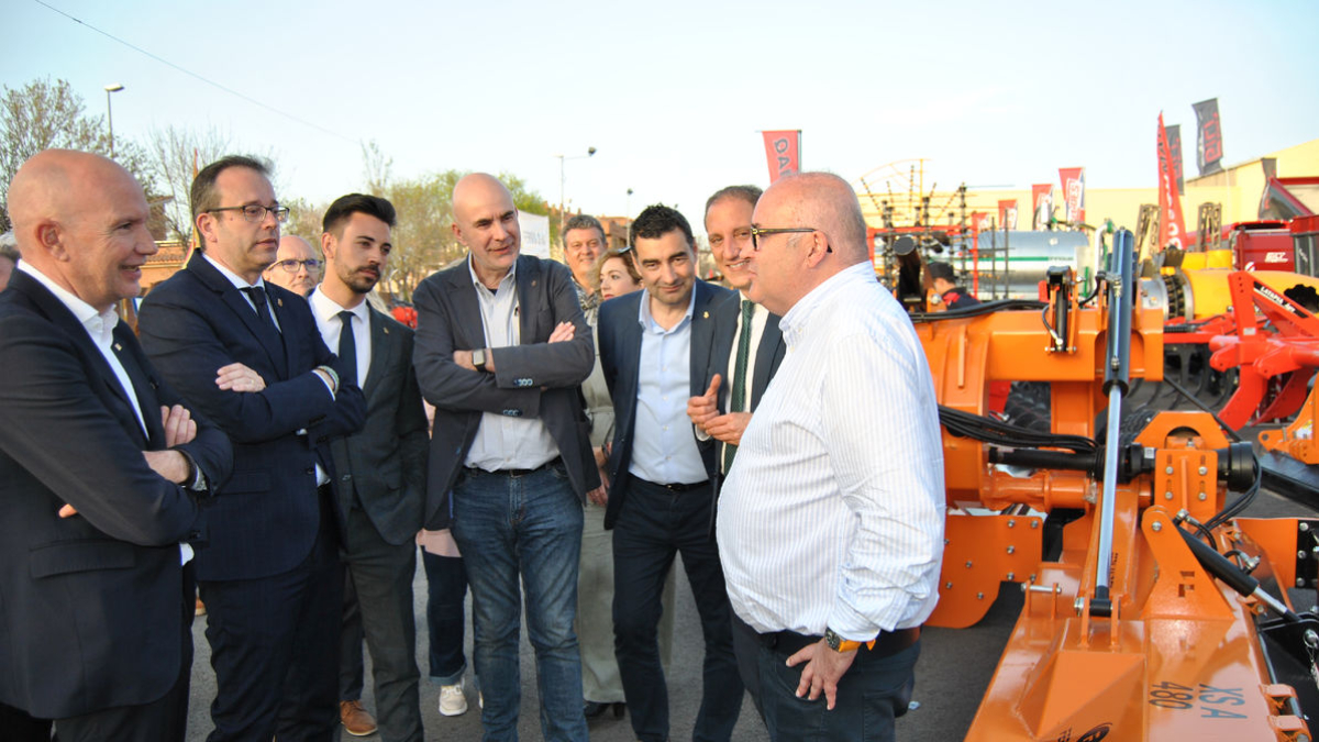 El conseller Mascort, Marc Solsona, Joel Bastons, Carles Palau, Agustí, Jiménez y José Crespín visitando un estand de la Fira. - E. FARNELL