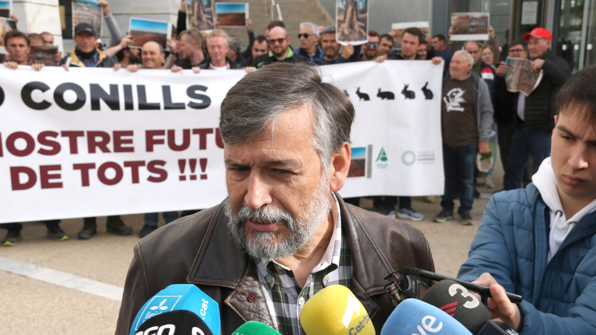 Joan Caball, de UP, atiende los medios de comunicación ante los juzgados de Lleida