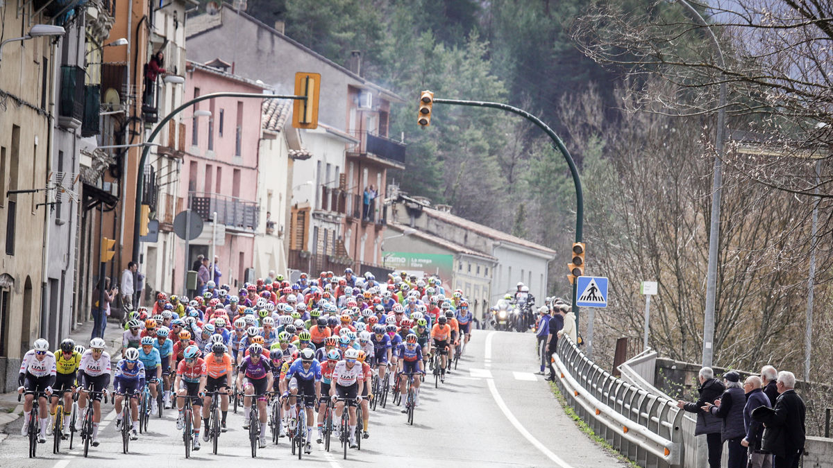 El pilot de ciclistes, en un moment de l’etapa d’ahir de la Volta a Catalunya. - VOLTA CATALUNYA