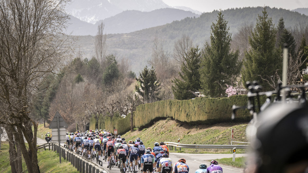 A l’esquerra, el gruix del pilot al seu pas ahir per la localitat lleidatana de Prullans. A la dreta, Tadej Pogacar entrant victoriós a la meta situada a Port Ainé. - VOLTA A CATALUNYA