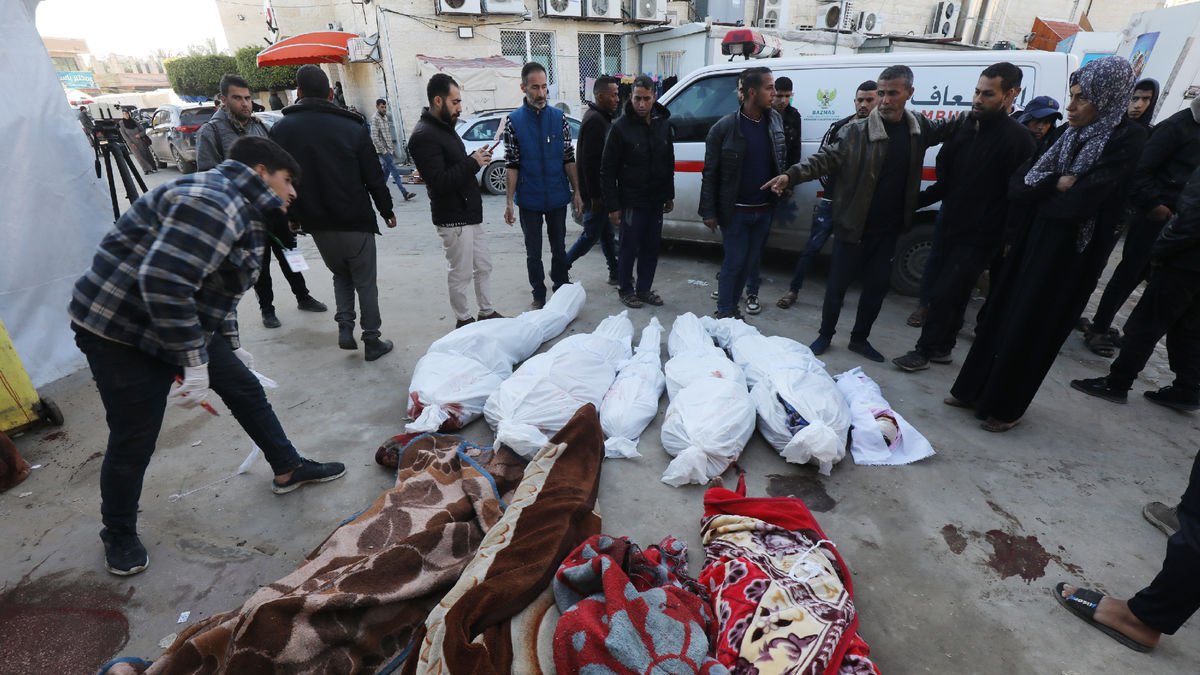 Familiars vetllen els morts en atacs israelians a Gaza. - OMAR ASHTAWY / ZUMA PRESS