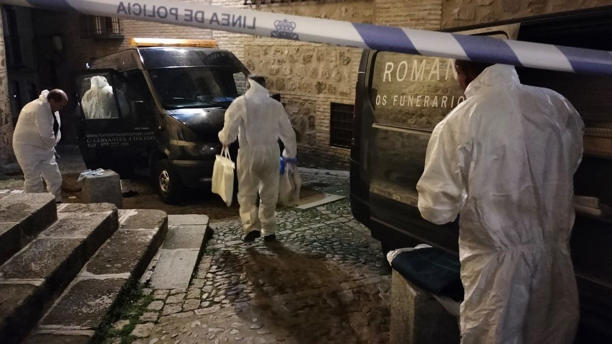 Treballadors d’una funerària arribant al lloc dels fets dimarts a la nit. - EUROPA PRESS