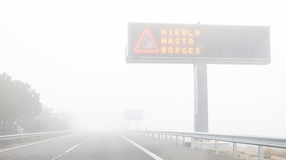Boira densa a l’autopista AP-2 el mes de gener passat. - JORDI ECHEVARRIA