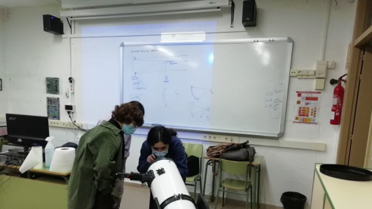 Alumnas del instituto de Alcarràs trabajando con un telescopio. - OBSERVATORI ASTRONÒMIC DEL INSTITUT D’ALCARRÀS