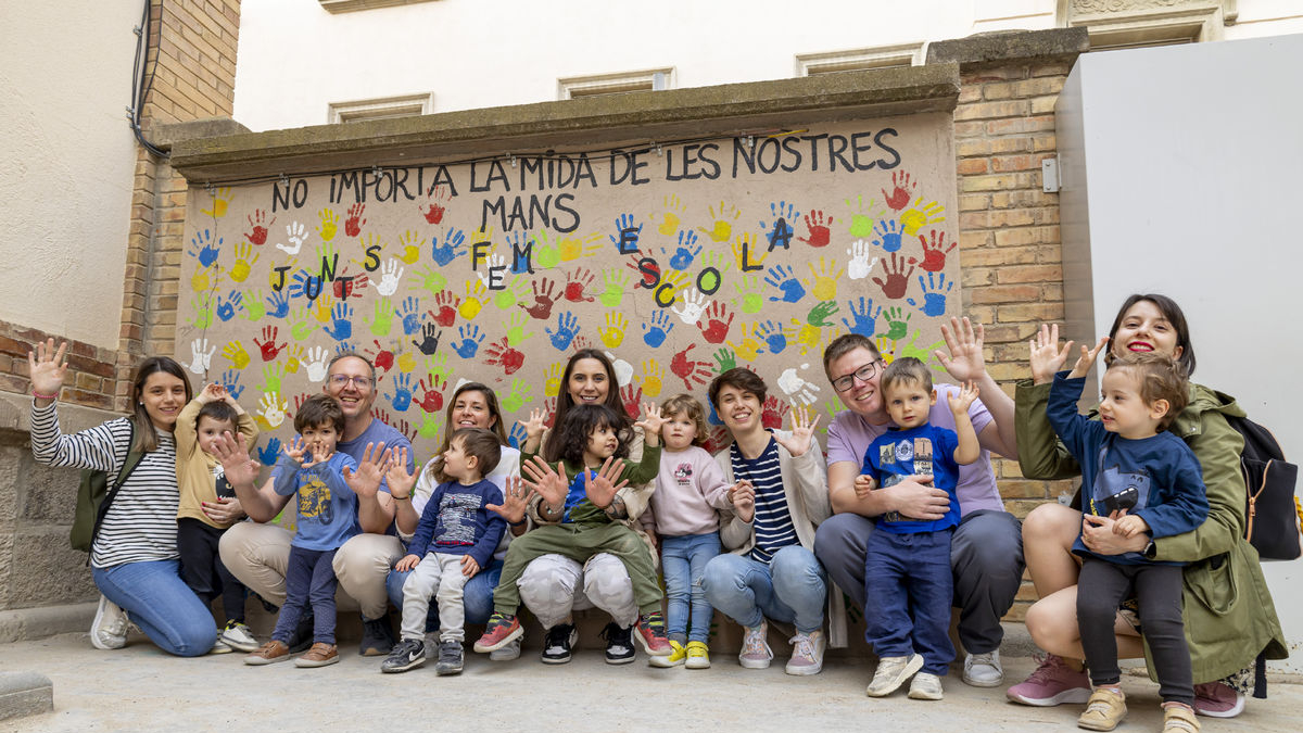 Ocho de las diez familias que se han preinscrito en bloque a la escuela Pràctiques I. - JORDI ECHEVARRIA