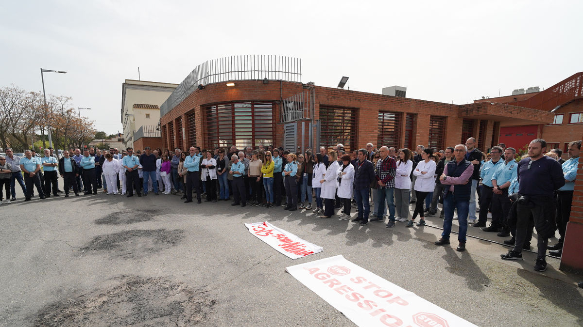 Minut de silenci ahir a les portes del Centre Penitenciari Ponent en record de Núria López. - ACN