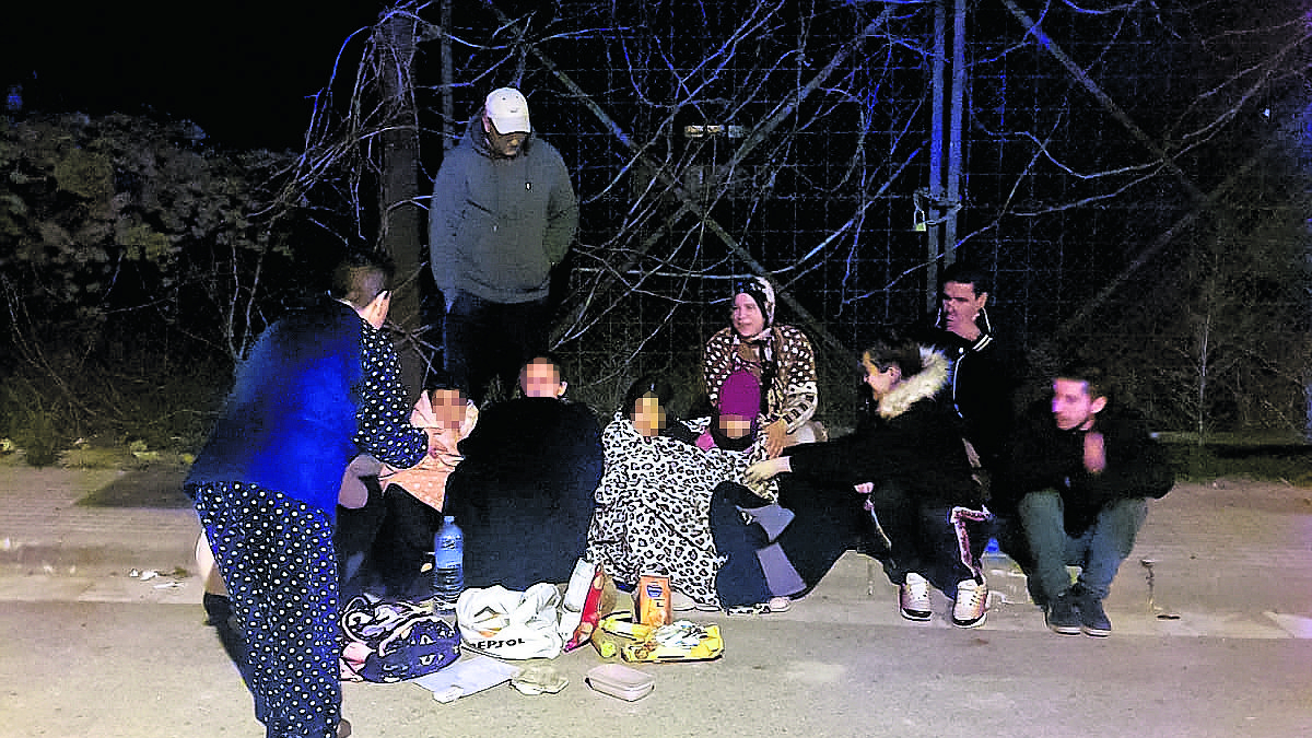 Les famílies que resideixen al bloc de Ponts que ahir es van quedar al carrer.