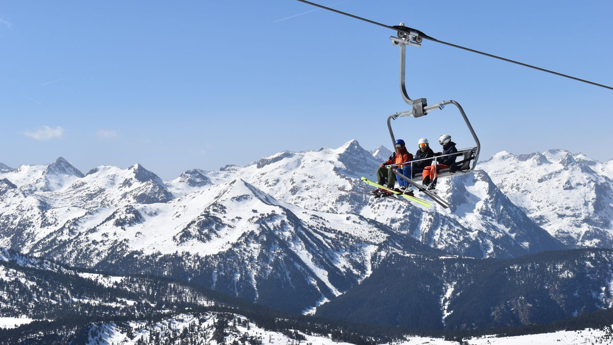 Tres esquiadors en un remuntador de Baqueira aquesta setmana. - FGC