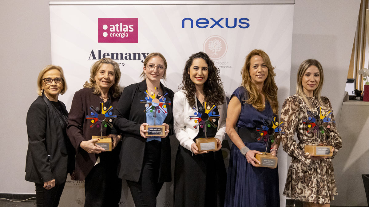 Las cinco galardonadas junto a la presidenta de la Associació Hera, Maria Antònia Roca. - JORDI ECHEVARRIA