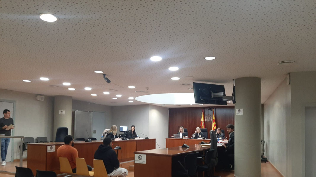 Los dos acusados, ayer durante el juicio celebrado en la Audiencia. - L.G.