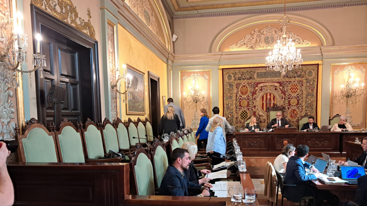 El moment en què PP i Junts han abandonat el ple.