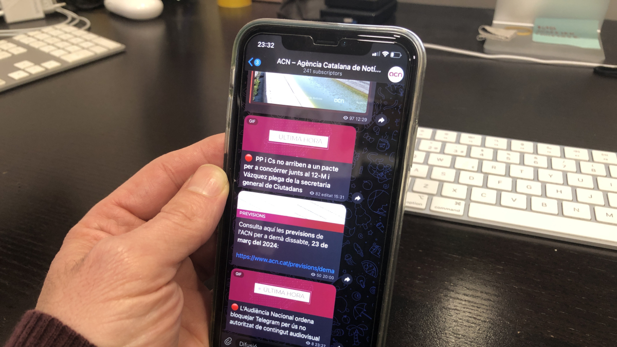 Un teléfono móvil muestra el canal de Telegram de ACN, donde aparece la última hora del bloqueo de la red de mensajería ordenado por la Audiencia Nacional